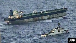 Корабль Береговой охраны Munro сопровождает танкер Marinera (бывший Bella-1) в водах Северной Атлантики, 7 января 2026 года