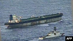 აშშ-ის სანაპირო დაცვის გემი ნავთობის ტანკერ BELLA 1-ის [Marinera] სიახლოვეს, დაკავებამდე ცოტა ხნით ადრე, ატლანტის ოკეანეში. 7 იანვარი, 2026 წელი.