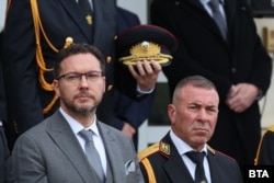 Вътрешният министър Даниел Митов (вляво) и главният секретар на МВР Мирослав Рашков по време на честването на Професионалния празник на полицята, 8 ноември 2025 г.