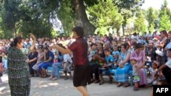 Viloyatlarda Mustaqillik bayram qilinganiga qaramay¸ xalqni Karimov hokimiyatga qaytmasa¸ uning o‘rniga kim keladiyu¸ vaziyat qay tomonga buriladi¸ degan savol tashvishga solmoqda.