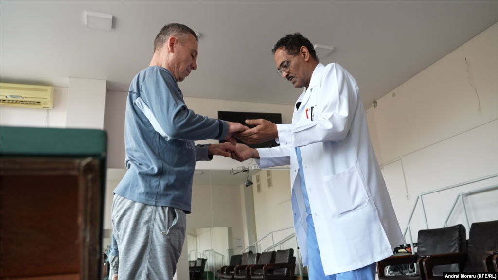 Alaa Sirag este din Sudan, dar practică medicina în R. Moldova. După ce a absolvit facultatea și a făcut rezidențiatul în Moldova, s-a întors acasă, însă în 2023, din cauza războiului civil din țara sa, s-a mutat la Chișinău împreună cu familia și este reabilitolog la Centrul Republican de Protezare.