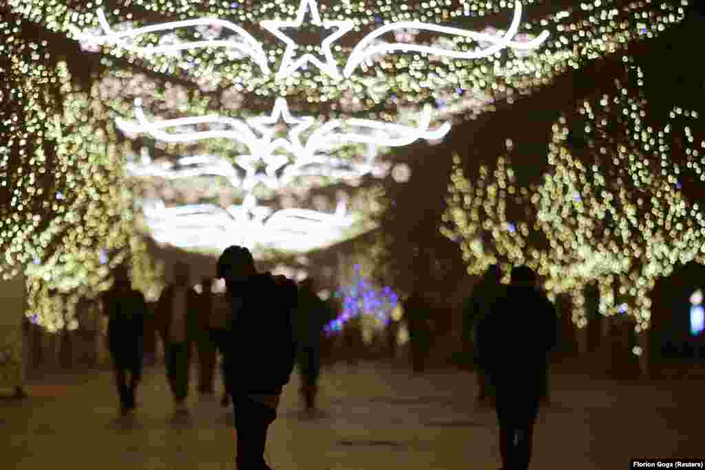 Prishtina është bërë gati për Festën e Krishtlindjes dhe Vitit të Ri, teksa autoritetet kanë lënë në fuqi shumë masa kufizuese, përfshirë edhe ndalimin e qarkullimit të qytetarëve nga ora 20:00 deri në ora 05:00.&nbsp;