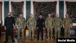 Слева-направо: Исполняющий обязанности министра обороны Евгений Хмара, экс-глава Генштаба ВСУ, экс-главком ВСУ Александр Сырский, президент Украины Владимир Зеленский, главнокомандующий ВСУ Михаил Драпатый, начальник Генштаба Игорь Скибюк и Павел Палиса, замглавы Офиса президента