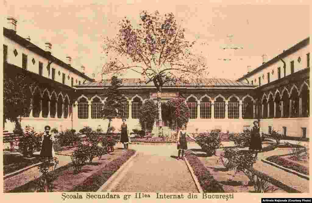 Școala Centrală a fost construită printr-o rezoluție a lui Barbu Știrbey în 1851, arhitectura clădirii fiind realizată de Ion Mincu. Mutați butonul rotund stânga-dreapta de-a lungul fotografiei pentru a vedea imaginile de atunci și de acum.