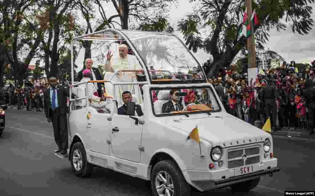 Papa Francisc a călătorit în diferite mașini în timpul vizitelor în străinătate, dar cel mai unic &bdquo;popemobile&rdquo; probabil este acest vehicul Karenjy fabricat în Madagascar, folosit în septembrie 2019. Karenjy, care înseamnă &bdquo;plimbare&rdquo; în limba malgașă, este o companie africană cunoscută pentru camioanele boxy, care pot face față drumurilor locale accidentate. O echipă de 15 muncitori a construit acest vehicul timp de cinci luni. Include un scaun pivotant, drapelul Vaticanului și versiuni de aur ale stemei lui Papa Francisc pe ușile din spate.