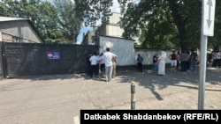 Ленин райондук сотунун жанында чогулгандар. 2026-жылдын 13-июну.