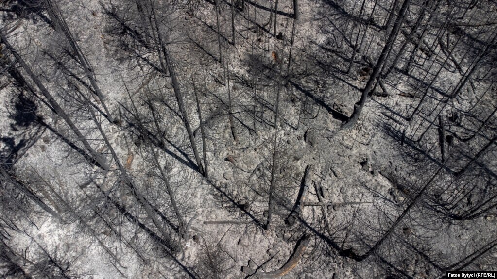 Foto nga droni të malit të djegur në Shtupeq të Bjeshkëve të Nemuna. 