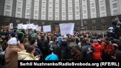 Рішення уряду про запровадження карантину вихідного дня викликало протести в різних містах України (на фото – Київ, 11 листопада 2020 року)