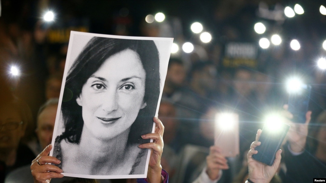Slika novinarke Dafne Karuane Galisije na protestima građana