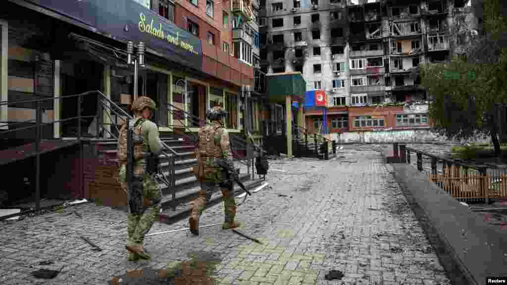 Az evakuálásban az ukrán rendőrség „Fehér angyalok” nevű egysége segíti a lakosokat. A képen az egység két tagja ellenőrzi az egyik lakónegyedet Pokrovszkban május 21-én