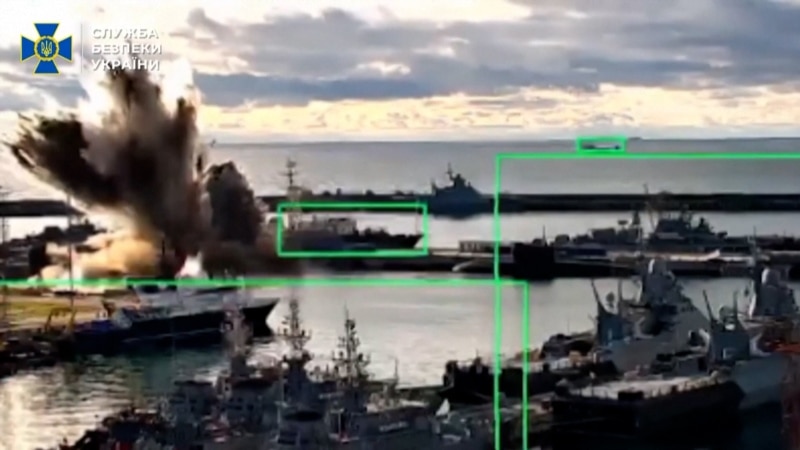 Ukrajina trdi, da je z podvodnimi droni napadla rusko podmornico v Novorosijsku, Moskva zanika škodo