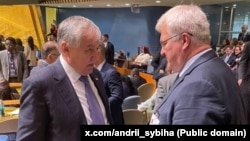 Сироҷиддин Муҳриддин (чап), вазири корҳои хориҷии Тоҷикистон бо Андрий Сибиҳа (рост), ҳамтояш аз Украина