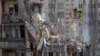 Рятувальники розчищають уламки багатоповерхового будинку, пошкодженого внаслідок удару безпілотника. Одеса, 3 березня 2024 року 
