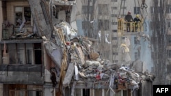 Рятувальники розчищають уламки багатоповерхового будинку, пошкодженого внаслідок удару безпілотника. Одеса, 3 березня 2024 року 