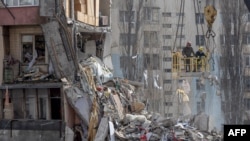 Рятувальники розчищають уламки багатоповерхового будинку в Одесі, пошкодженого внаслідок удару російського безпілотника, Одеса, 3 березня 2024 року