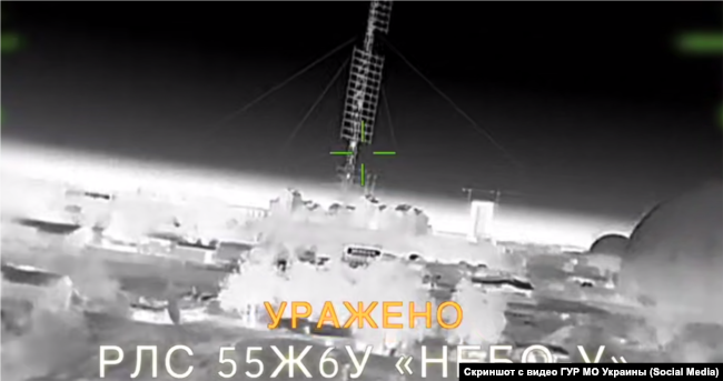 Скриншот кадру відео, на якому зафіксований удар по РЛС 55Ж6У «Небо–У» в Криму, архівне фото