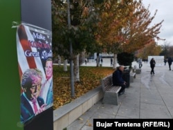 Posteri sa natpisom "Učinimo Kosovo ponovo velikim" i portretima Donalda Trumpa i Richarda Grenella u Prištini, novembar 2024.