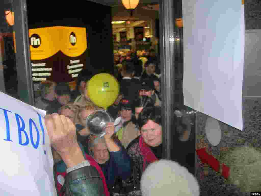 Акция Союза Правых Сил против повышения цен в московском супермаркете "Седьмой континент" на Арбате.