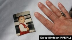 Irina Saraýewonyň 44 aýlyk gabawynda öldürilen ýüzlerçe çaganyň biri. Ol şol wagt bir ýaşyndady.