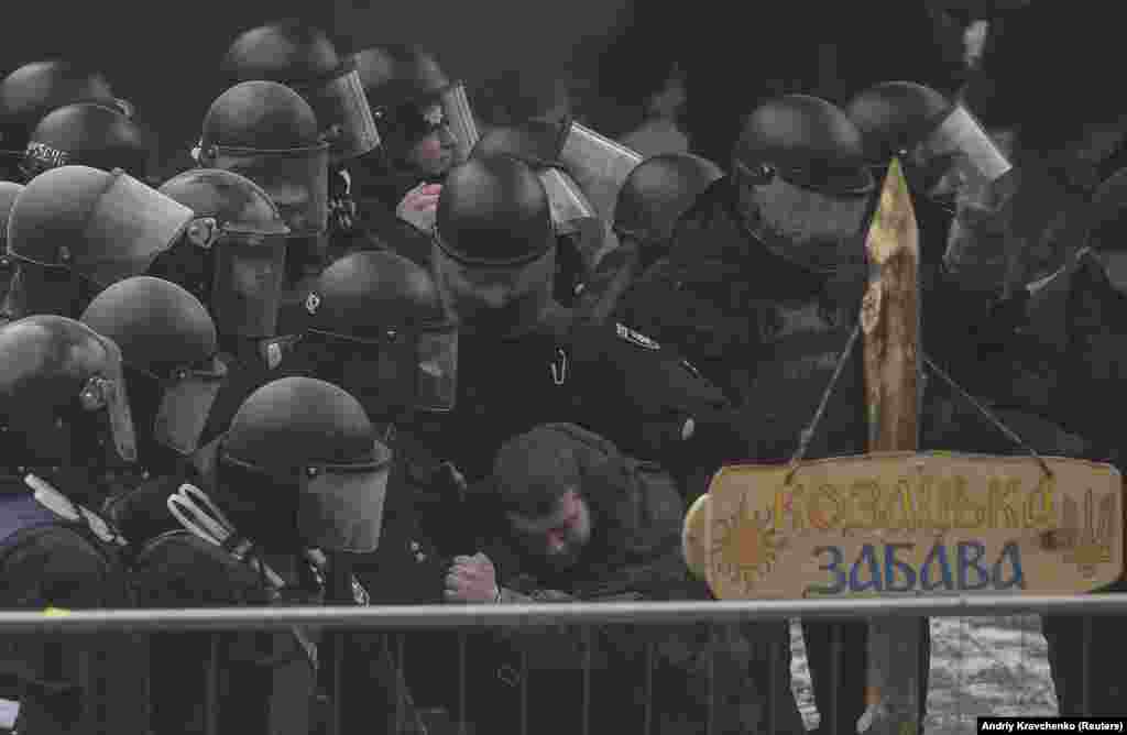 Riot policemen block access face off against Ukrainian oppositionists near the parliament building in Kyiv on January 16. (Reuters/Andriy Kravchenko)