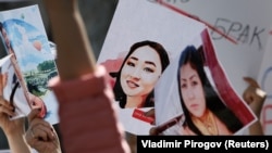 Айзада Канатбекованын өлүмүнө байланыштуу Бишкекте уюштурулган нааразылык митингинде. 8-апрель, 2021-жыл.