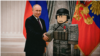 Коллаж: Путин и солдат Roblox
