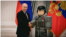 Коллаж: Путин и солдат Roblox
