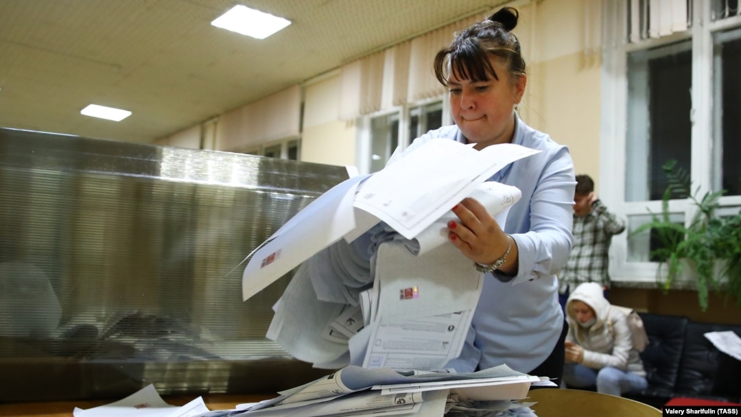 An election official at Polling Station No. 144 in Moscow on September 20