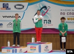 Братята Еди (в средата) и Кевин Пеневи (вляво) позират със златен и сребърен медал на земя от Световната купа по спортна гимнастика във Варна, 10 май 2025 г.
