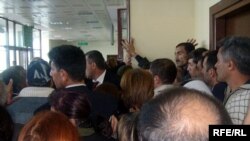 Sərnişinlər bildiriblər ki, dövlət qiyməti 16 manat olan biletlər 50-70 manata satılır