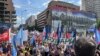 Studentë dhe sindikalistë duke protestuar në Beograd më 1 maj 2025.