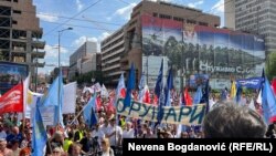 Studentë dhe sindikalistë duke protestuar në Beograd më 1 maj 2025.