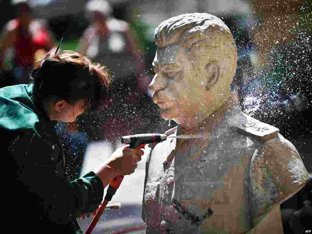  В Национальной галерее искусств в Софии, Болгария готовятся к открытию выставки "Тоталитарное искусство" 