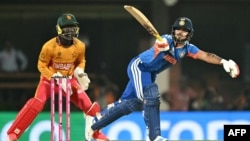 د هند ایشان کېشن د زېمبابوې پر وړاندې توپوهنه (بیټېنګ) کوي - د فبرورۍ ۲۶مې انځور.