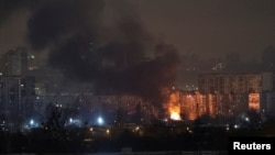 Огонь и дым после ударов российских беспилотников, Киев, Украина, 24 января 2026 года