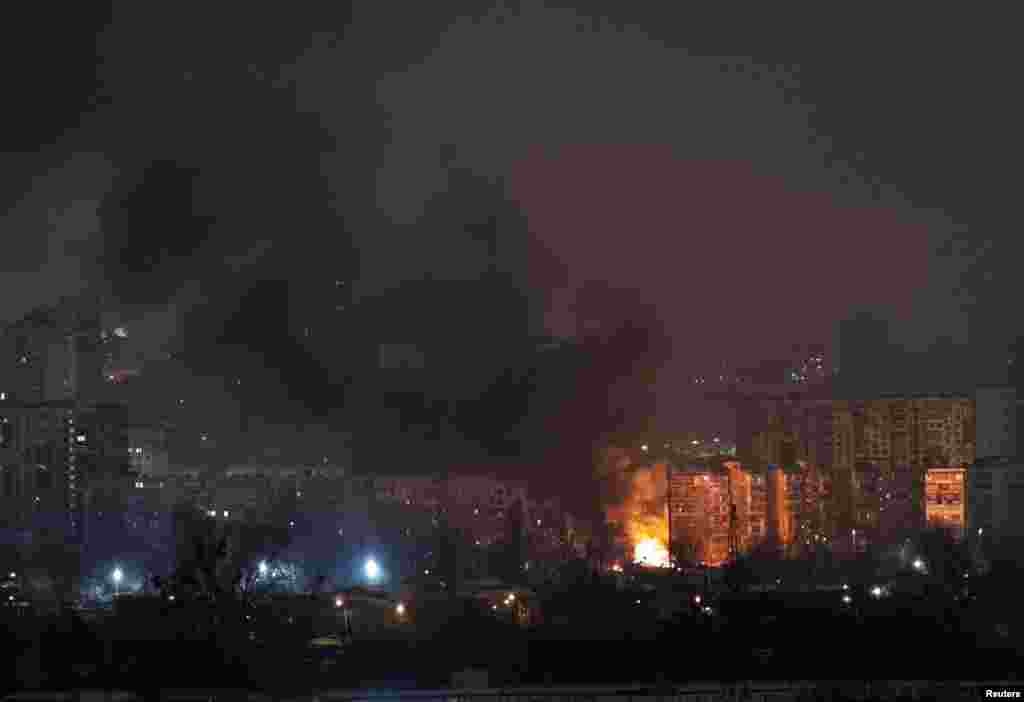 Вогонь і дим піднімаються над Києвом після ударів російських безпілотників та ракет по столиці. Київ, 24 січня 2026 року