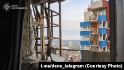 უკრაინის საგანგებო სიტუაციების სამსახურმა 14 აპრილს გაავრცელა ხარკოვზე რუსული დრონებით შეტევის შედეგად ერთ-ერთ საცხოვრებელ კორპუსში დანგრეული ბინის ფოტო