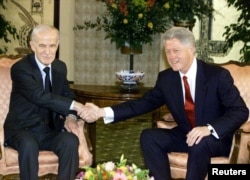  Президентът на Съединени американски щати Бил Клинтън (вдясно) и сирийският президент Хафез Асад в Женева, 26 март 2000 година 