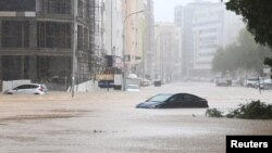 Поплавени улици во Оман поради циклонот Шахин