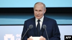 Președintele Rusiei, Vladimir Putin, a sugerat de mai multe ori că Rusia ar putea apela la armele nucleare dacă Occidentul se implică în războiul din Ucraina.