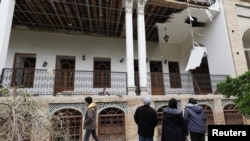 ساختمانی تاریخی در نزدیکی میدان نقش جهان اصفهان که در اثر حملات آمریکا و اسرائیل در جریان جنگ ۴۰ روزه، آسیب زیادی دید