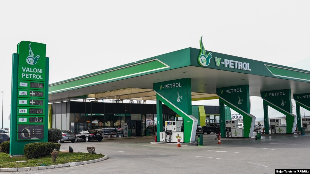 Edhe te kjo pompë e Valoni Petrol vërehet rritje e çmimit të derivateve. Përderisa më 3 mars, një litër naftë Diesel këtu shitej për 1.34 euro, më 9 mars çmimi arriti në 1.46 euro, ndërkaq, pas dy javësh, përkatësisht më 16 mars ky produkt shitet për 1.55 euro për litër.Rritja e çmimeve të karburanteve rrezikon të nxisë një spirale të rritjes të çmimeve të produkteve të tjera.Me shtrenjtim të naftës bota u përball edhe pasi Rusia nisi pushtimin e Ukrainës më 2022. Edhe atëbotë, autoritetet në Kosovë vendosën marzhë tregtare me qëllim që të kontrolloheshin çmimet e derivateve.