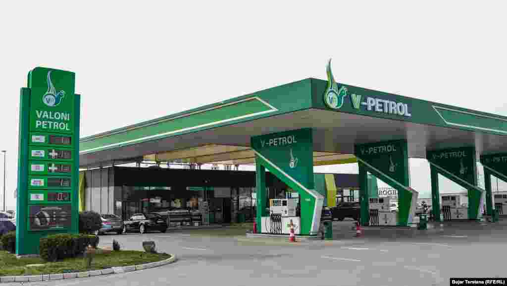 A ovo je tek 10. dan od početka rata na Bliskom istoku.Tramp je upozorio da bi američki udari na Iran mogli trajati najmanje četiri nedelje.Ostaje da se vidi šta će se desiti sa cenama do tada...Na fotografiji: Benzinska pumpa kompanije V-Petrol, u Prištini.