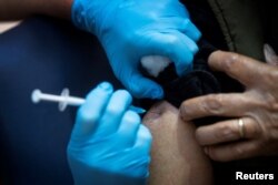Літній чоловік отримує щеплення антикоронавірусною вакциною у Великій Британії в перший день масової вакцинації 8 грудня 2020 року