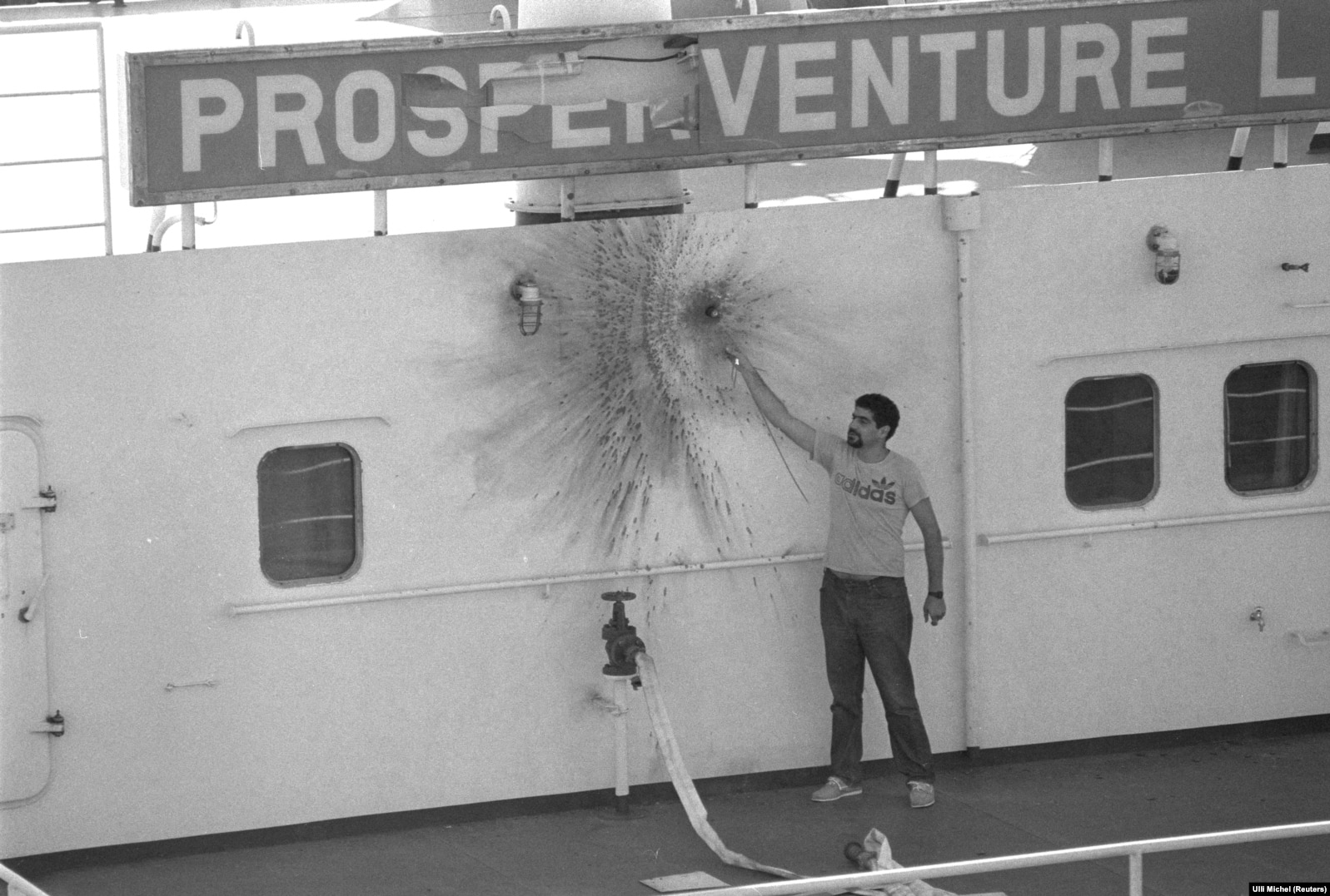 Një anëtar i ekuipazhit të një cisterne, të regjistruar në Panama, tregon vendin se ku është goditur anija nga një predhë e lëshuar nga një anije iraniane në tetor të vitit 1987.