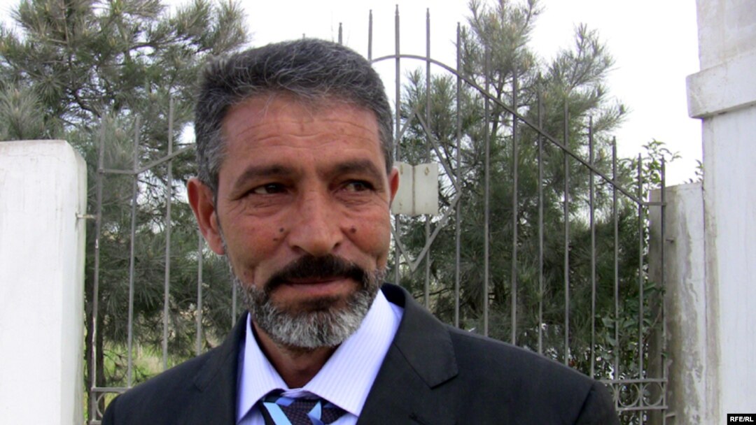 Mirzə Sakit deyir ki, qardaşı da küçədə getdiyi yerdə şərləndi və xuliqanlıq maddəsiylə azadlıqdan məhrum edildi