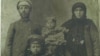 Розкуркулена родина Максимейків із Полтавщини. Петро Максимейко із дружиною Євдокією і двома дітьми.