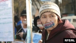 Кыргызстанда оппозицияга кысымды токтотууга чакырган укук коргоочулар Ак үйдүн алдында, 13-ноябрь, 2007-жыл 