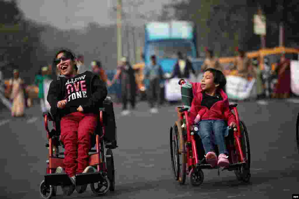 Disabled children and their families form a human chain organized by the Disability Activists Forum demanding rights from the Bengal government in Calcutta on December 3, International Day of Persons with Disabilities. (epa/Piyal Adhikary)