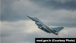 Німецький літак Eurofighter Typhoon в місії НАТО з патрулювання повітряного простору Латвії. Фото ілюстративне 